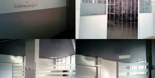 "Χωρίσματα" γραφείων με κρύσταλλα τρίπλεξ και σχέδιο ματ