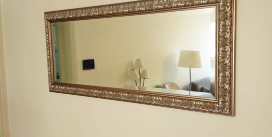 Καθρέπτης σε κορνίζα από πεύκο.