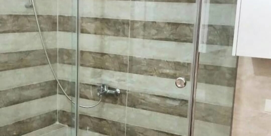 Ντουζιέρα με Κρυσταλλα 10 χιλιοστών (2 σταθερά και ένα συρόμενο) securit με οδηγους και στηρίγματα innox. 28w