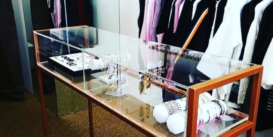 Plexiglass Display Κατασκευή