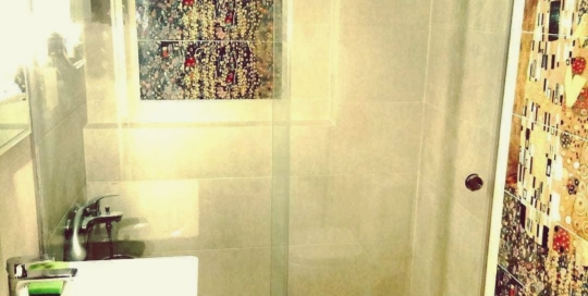 Καμπίνα μπάνιου με ένα σταθερό και ένα συρόμενο τζάμι. Τα τζάμια είναι 10 χιλιοστών SECURIT με υδροφοβική επίστρωση. Οι οδηγοί, τα στηρίγματα και το πόμολο είναι inox