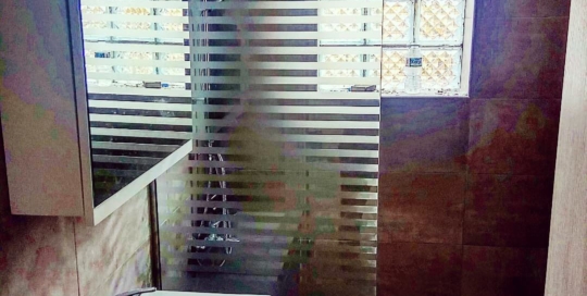 Σταθερό κρύσταλλο 10 χιλιοστών SECURIT με ρίγες σατινέ ανά 2 πόντους