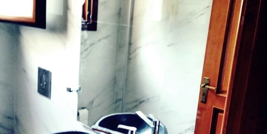 Κρεμαστός καθρέπτης μπάνιου