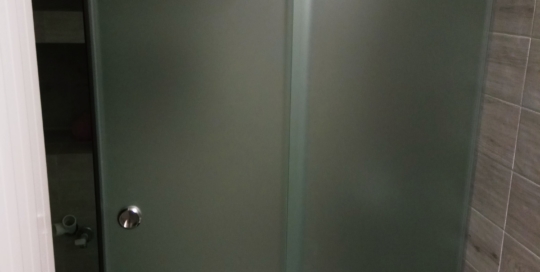 Συρόμενη καμπίνα μπάνιου με ματ SECURIT κρύσταλλο