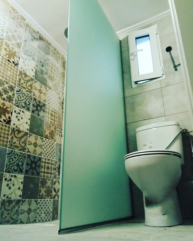 Καμπίνα μπάνιου με σατινέ κρύσταλλα SECURIT με 1 σταθερά. Τα στηρίγματα και οι μεντεσέδες είναι inox